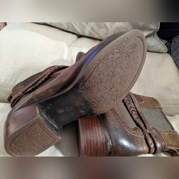UGG Chelsea booties, sz 7.5 - Picture 6 of 16